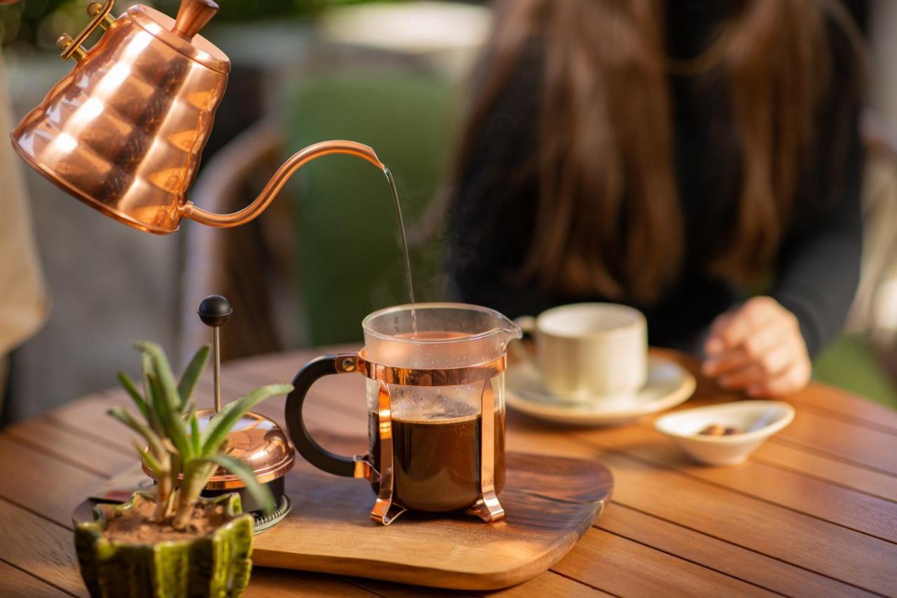 Hotel Jadali & Spa มาร์ราเกช ภายนอก รูปภาพ A copper kettle and a glass cup