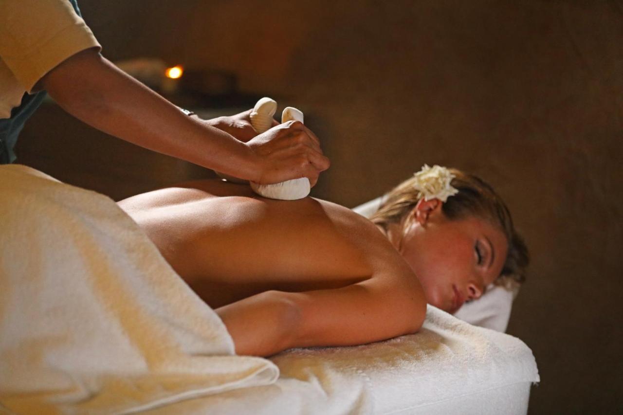 Hotel Jadali & Spa มาร์ราเกช ภายนอก รูปภาพ A woman receiving a massage with hot stones